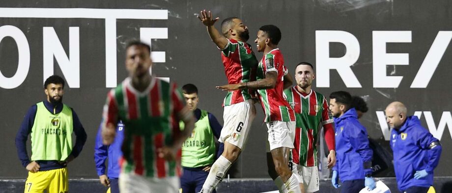 A crónica do E. Amadora-Famalicão, 1-0: outra vez o banco a carimbar vitória