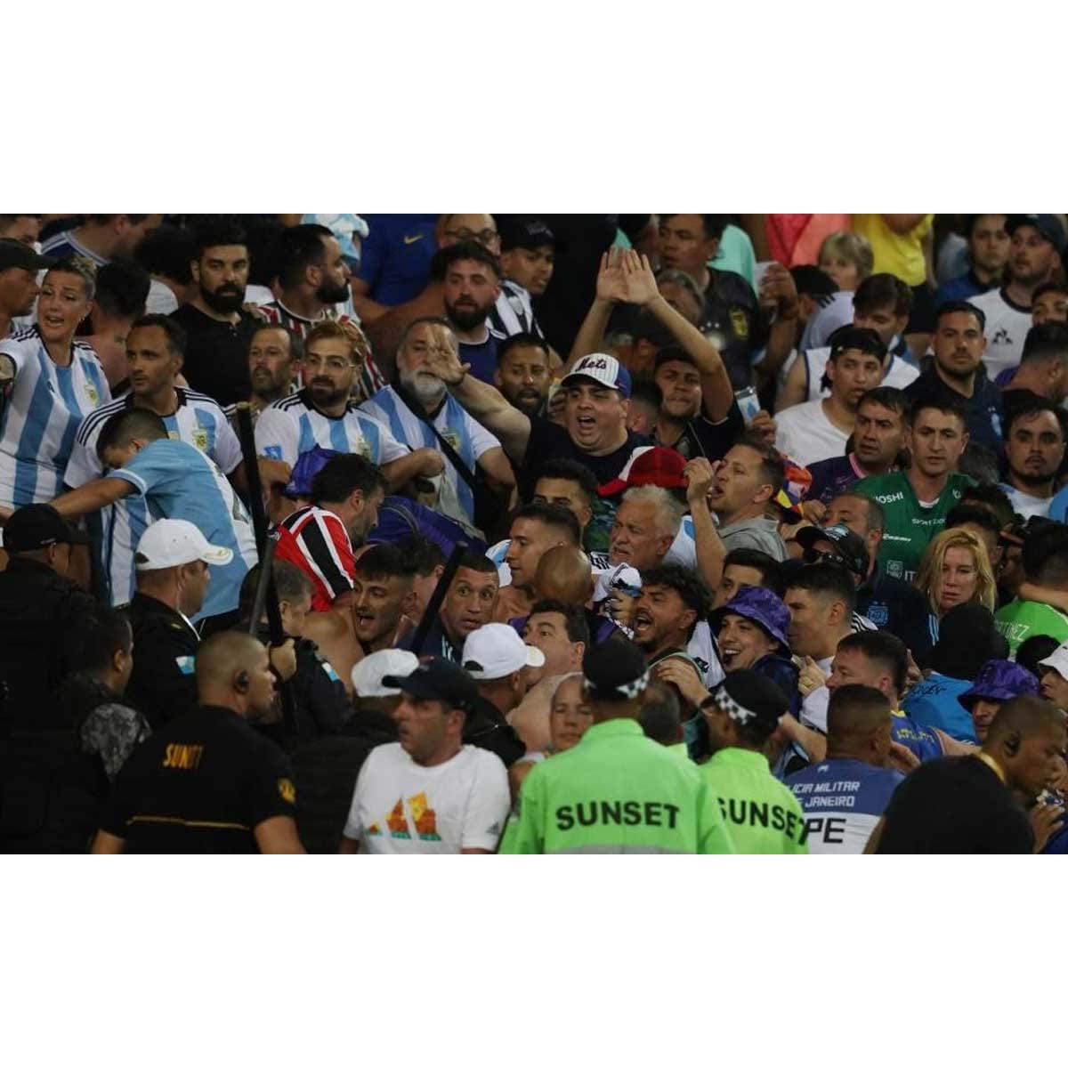 Brasil-Argentina começou com quase 30 minutos de atraso depois de  confrontos nas bancadas do Maracanã - Mundial 2026 - Jornal Record