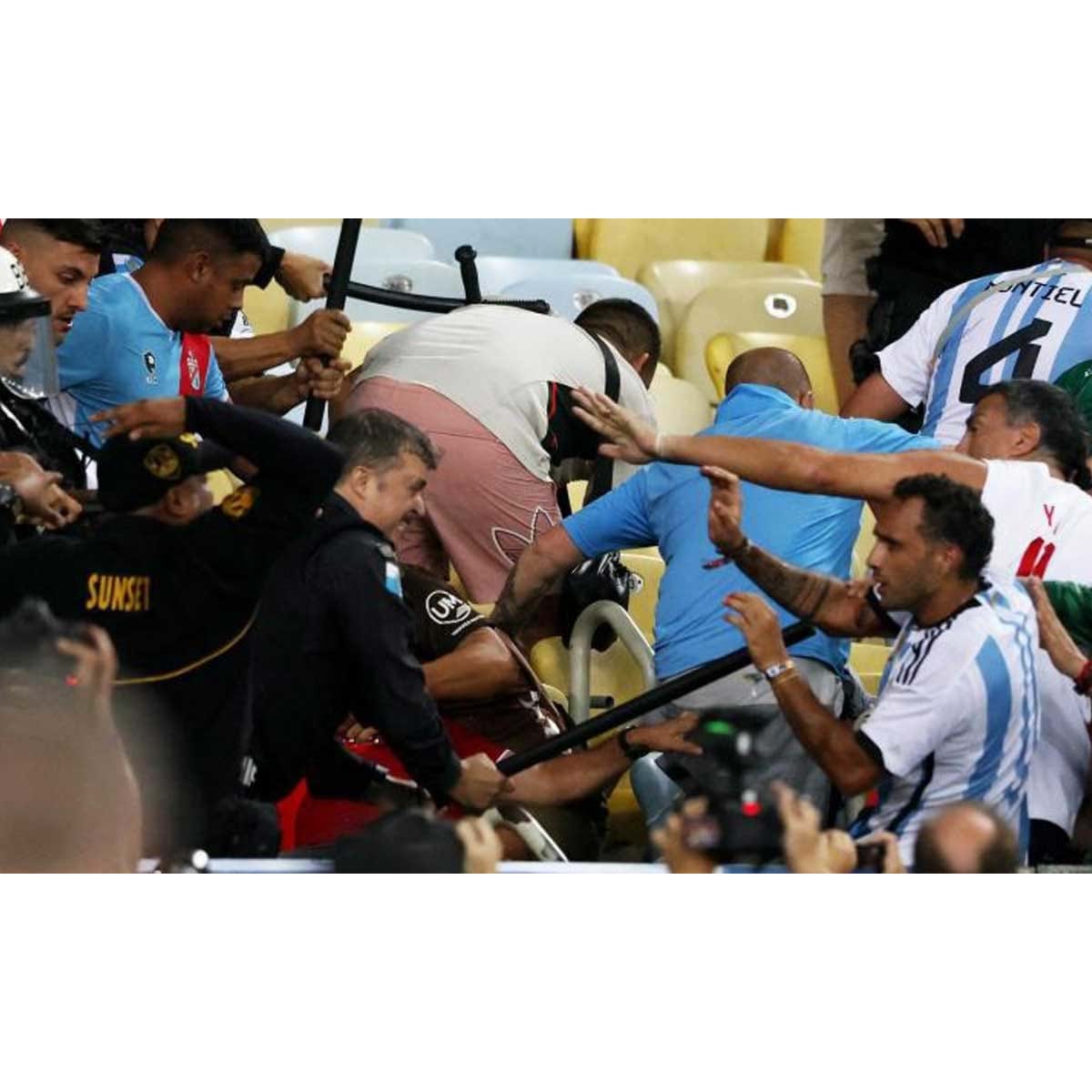 Brasil dá vexame, repete falhas e sofre derrota histórica para a Argentina  no Maracanã - Esportes - Jornal NH