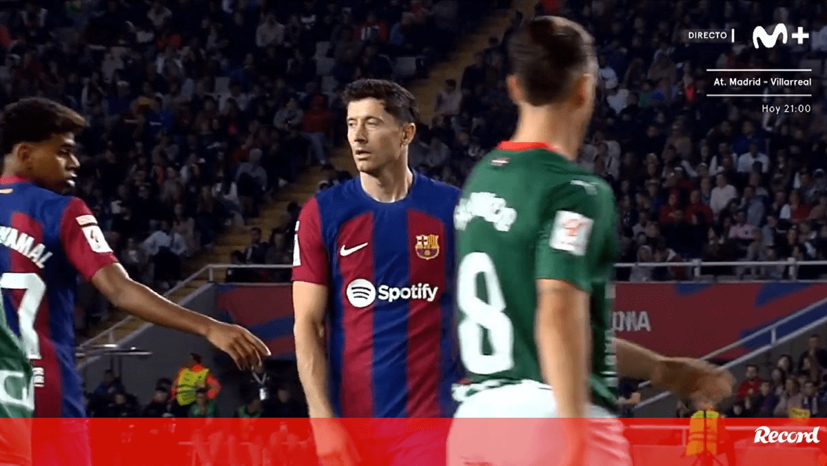 Lewandowski dejó a Lamine Yamal con la mano tendida en el Barcelona-Alavés: el polaco ya vino a dar explicaciones – Barcelona