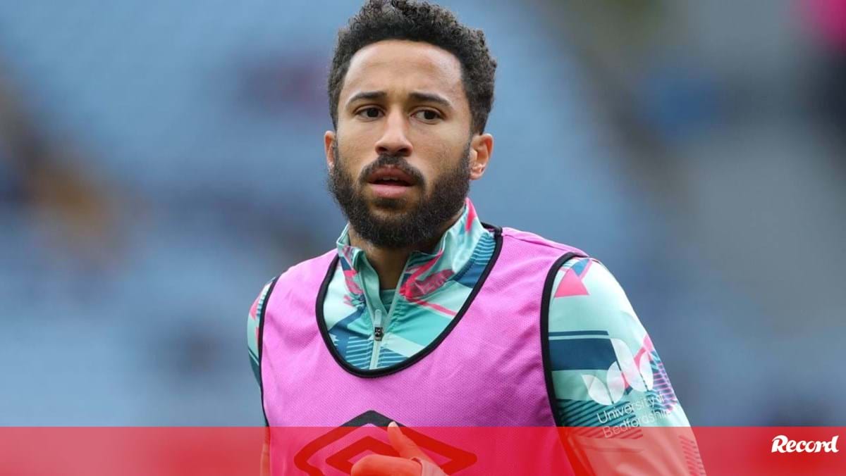 Pânico na Liga Inglesa: Jogador do Luton Town colapsa em campo e