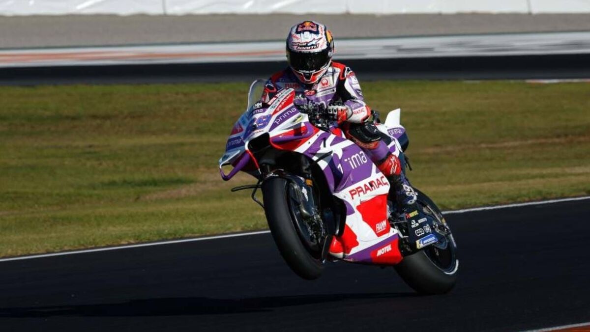 VÍDEO: Pilotos sofrem acidente impressionante em corrida de motos