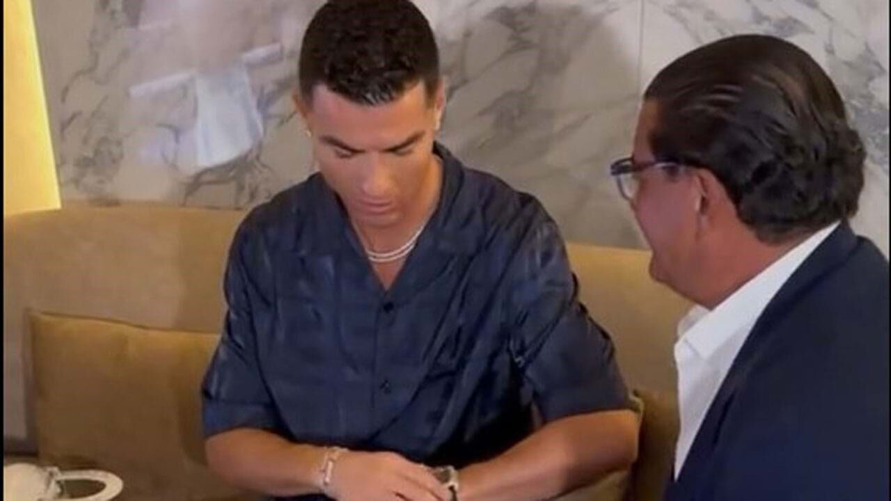 Cristiano Ronaldo oferece relógio de 115 mil euros a lutador camaronês:  «Obrigado, irmão!» - Vídeos - Jornal Record