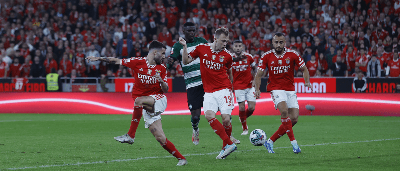 Fora-de-jogo: Capas: Os jogos de Benfica e Sporting com Schmidt e Amorim em  destaque. Ainda o momento do FC Porto com a mira apontada à champions