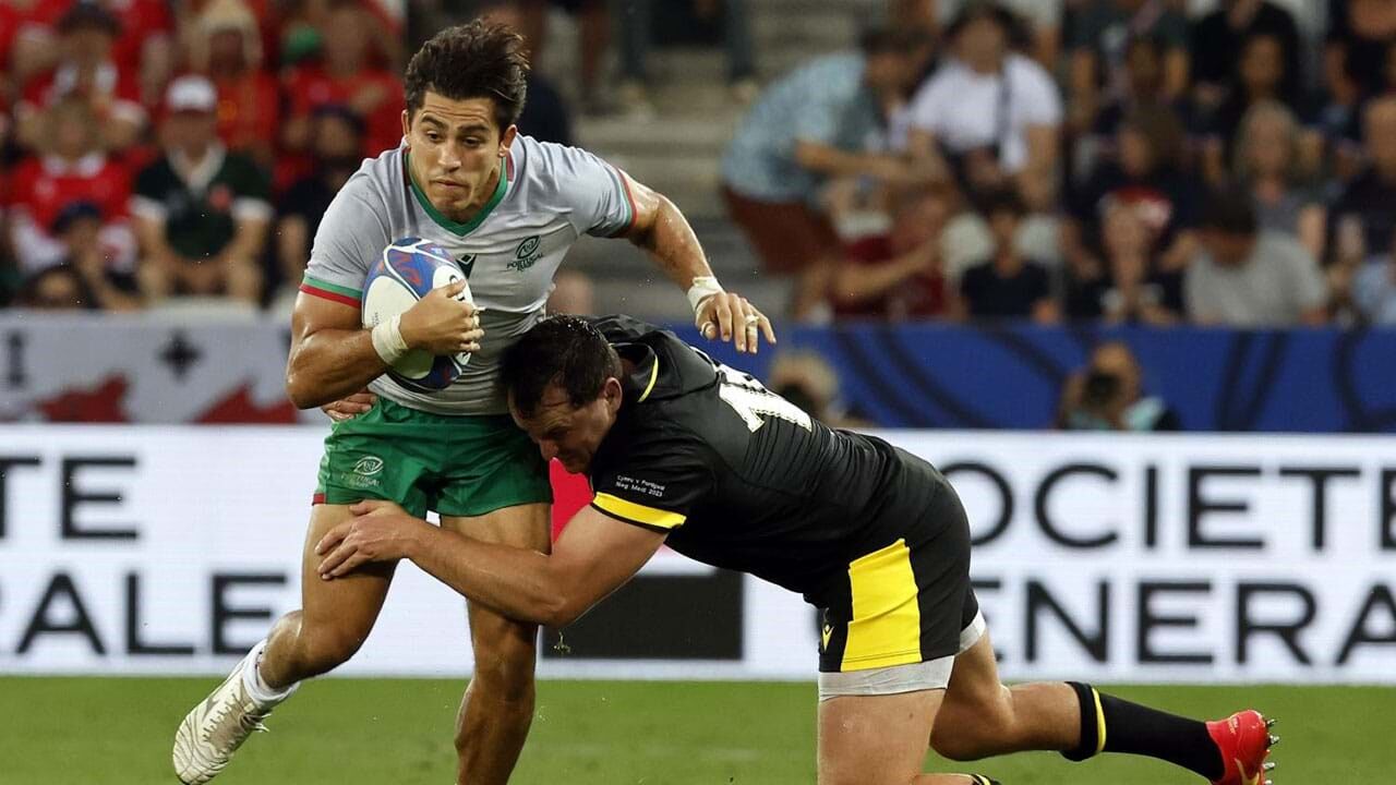 Jogador de rugby determinado jogando bola