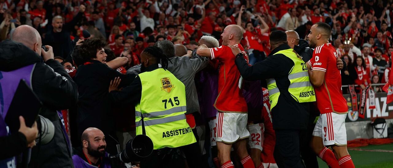 Agentes da PSP retiram adepto que entrou em campo para fazer piretes