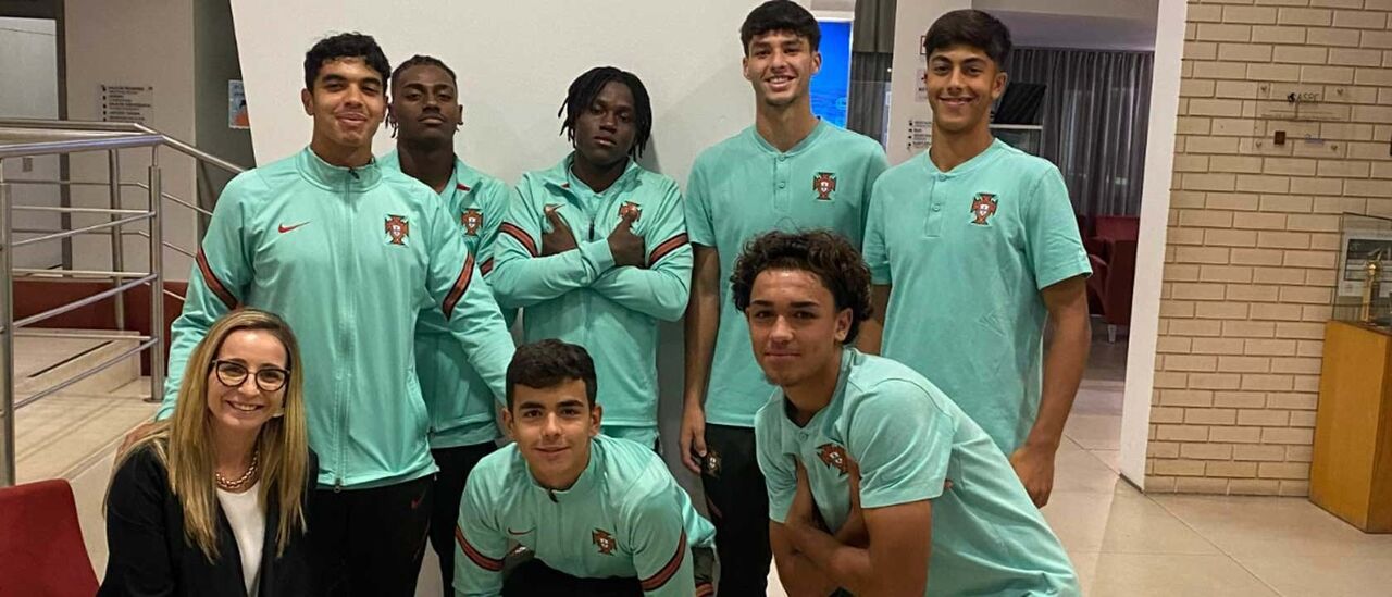 Aida Ramos com Denilson Santos, João Simões, Eduardo Felicíssimo, Miguel Gouveia, Geovany Quenda, Gabriel Silva e Rafael Mota