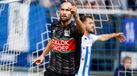 O momento em que Bas Dost é retirado de maca no AZ Alkmaar-NEC Nijmegen