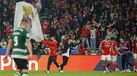 Adepto do Benfica provoca jogadores do Sporting no relvado e Di María teve de segurar Adán