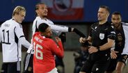 Sané agrediu Philipp Mwene e foi expulso