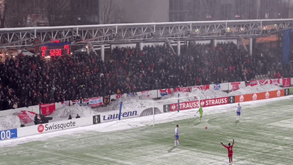 Adeptos do Aberdeen atiraram bolas de neve ao guarda-redes do HJK e jogo foi suspenso