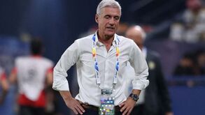 Luís Castro e Steven Gerrard criticam árbitro: «Teve uma 'grande mão' no resultado do jogo» 