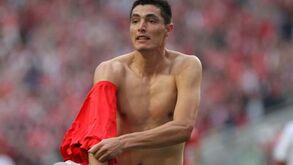 Cardozo e o dia em que ficou sem camisola em pleno jogo na Luz: «Fiquei à espera do roupeiro...»