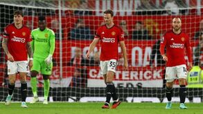 Craques do United queixam-se de equipamento apertado e adeptos desesperam: «Este clube é uma anedota»
