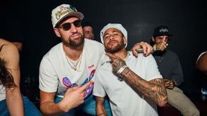 Neymar volta às festas: «Tem a perna lesionada mas na pista dança como um louco»