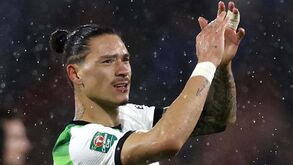 Nem pediu licença: foi com este grande golo que Darwin garantiu o apuramento do Liverpool na Taça da Liga inglesa
