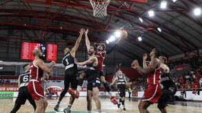 Benfica vence PAOK no regresso à Liga dos Campeões
