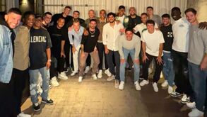 «Família»: jogadores do Benfica partilham foto fora das quatro linhas mas há quem não esteja na imagem