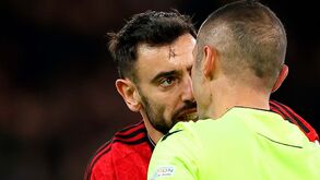 Neville deixa dica a Bruno Fernandes: «Tem de ser esperto com o árbitro»