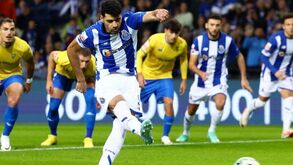 Taremi desperdiça penálti diante do Estoril: Carné esticou-se e impediu golo do iraniano
