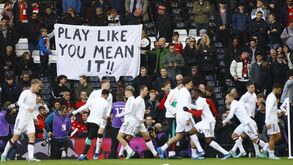 Os recados dos adeptos do Manchester United nas bancadas do Craven Cottage