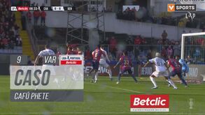 Jogadores do Benfica pediram penálti por mão na bola de Cafú Phete: equipa de arbitragem mandou seguir