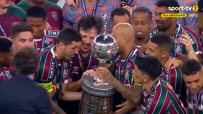 O momento em que o Fluminense levantou pela primeira vez a Taça Libertadores