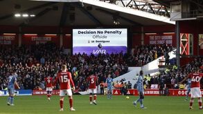VAR continua debaixo de fogo na Premier League: Erros acumulam-se esta época