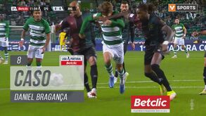 Sporting pediu penálti neste lance mas o árbitro mandou jogo seguir