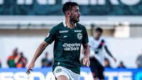 Guzzo marca e Goiás de Armando Evangelista bate Coritiba em duelo de 'aflitos' no Brasileirão