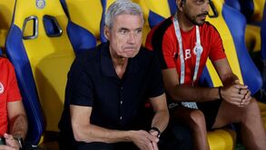 «Não esteja a olhar assim para mim!»: Luís Castro 'perde a cabeça' com jornalista ao comentar gestão de Ronaldo