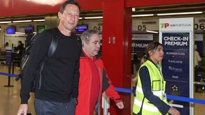 Boa disposição no aeroporto, selfies e autógrafos em camisola... da Argentina: Benfica viaja para mais um jogo de Champions