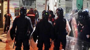 Adepto do PSG esfaqueado em Itália: as imagens da invasão de ultras do Milan antes do jogo da Champions