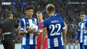 Pepe tirou a bola das mãos de Varela para Evanilson bater penálti e Conceição comentou: «Não é normal»