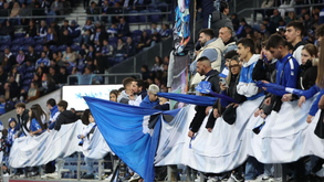 Confusão na bancada dos Super Dragões durante o intervalo do FC Porto-Antuérpia