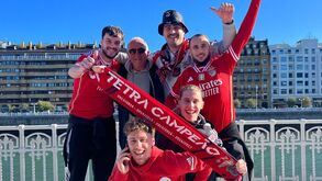 Benfiquistas fazem a festa em San Sebastián… e são interrompidos: «O meu nome é Eusébio!»