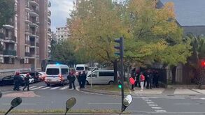 Polícia em alerta: relatos de que várias dezenas de adeptos do Benfica entraram em estabelecimentos comerciais com petardos