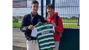 Benfica regressou a Lisboa e foi recebido com... camisola do Sporting