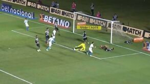 O hat-trick de Luis Suárez que relançou o Grémio na luta pelo Brasileirão