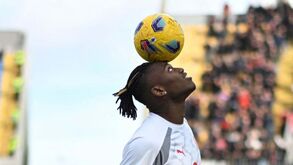 Rafael Leão sai lesionado logo aos 10 minutos e está em dúvida para os jogos da Seleção Nacional