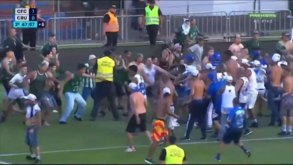 Inacreditável: Coritiba-Cruzeiro suspenso por confrontos de adeptos em pleno relvado