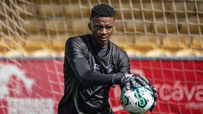 Andrew Silva ofereceu camisola da seleção ao presidente do Gil Vicente