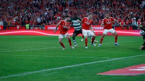 O momento decisivo do dérbi: Otamendi de mãos na cabeça, Adán a pedir fora de jogo e Tengstedt a celebrar...