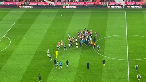 O momento da confusão entre jogadores de Benfica e Sporting logo após o apito final no dérbi
