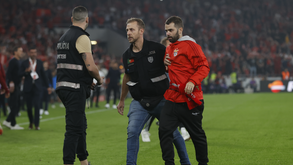Ninguém os travou: dezenas de adeptos do Benfica entraram em campo após o 2-1