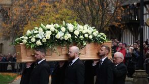 Centenas choram morte de Bobby Charlton em Old Trafford: funeral contou com muitas caras conhecidas