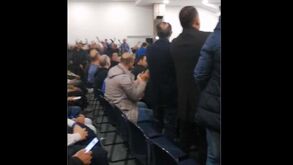 Super Dragões em peso no auditório onde deveria realizar-se a AG do FC Porto