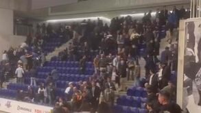 As imagens da debandada de sócios após as agressões no Dragão Arena durante a AG do FC Porto