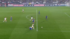 Escândalo na Champions feminina: falta fora de área vira penálti no Real Madrid-Chelsea