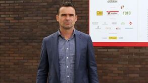 Marc Overmars suspenso um ano após assédio sexual no Ajax